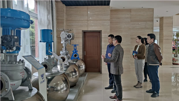 �Aͤ�(zh��n)�(zh��n)�L(zh��ng)��С�dһ���W�R��˾���L�{(di��o)�У��D1��